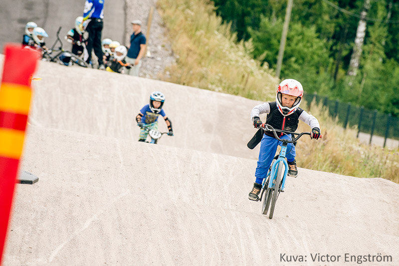 Nuoret harrastajat vauhdissa BMX-radalla.