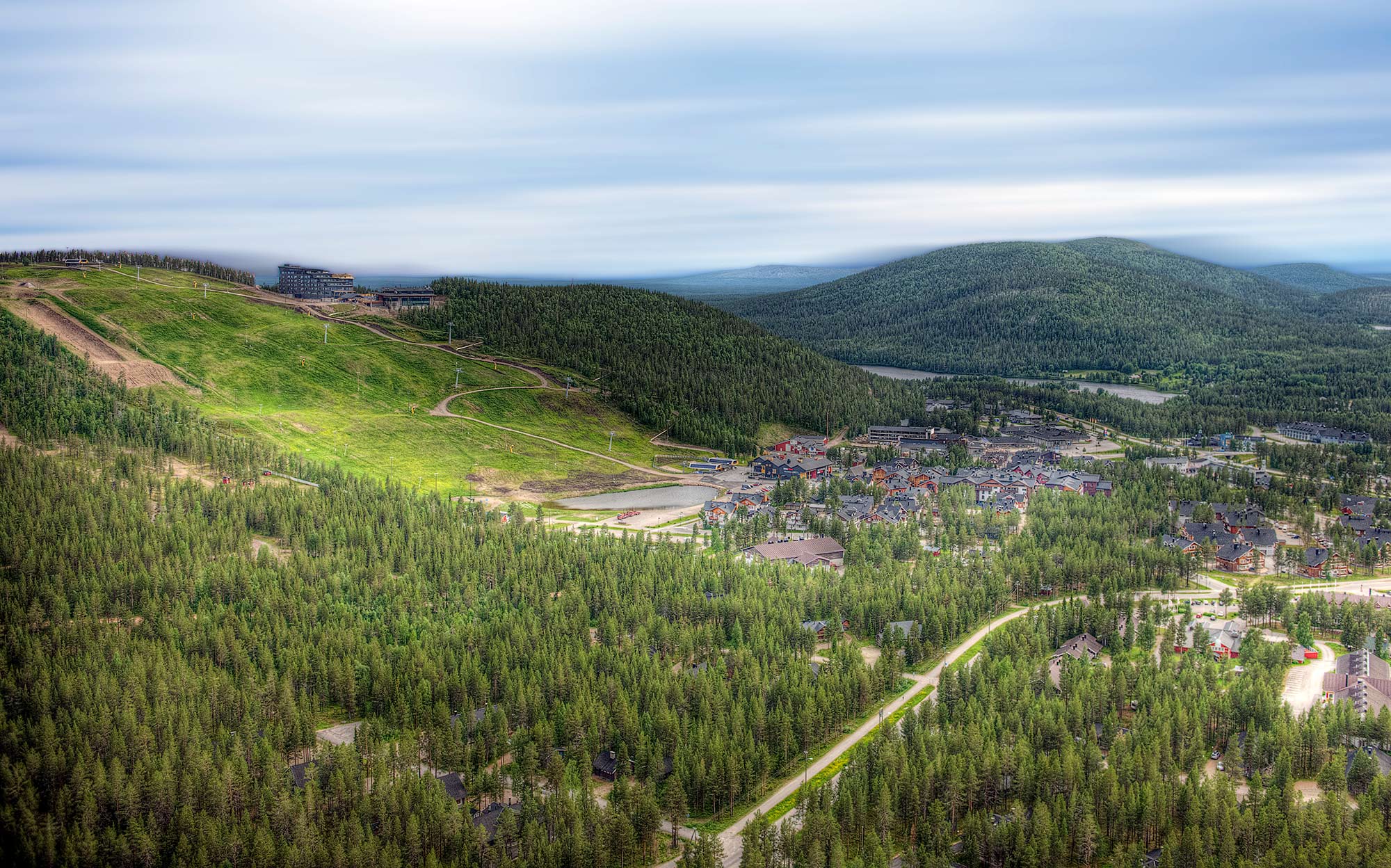 Kesäinen maisema Leviltä, rinteessä sijaitsee maisemahotelli Hotel Levi Panorama.