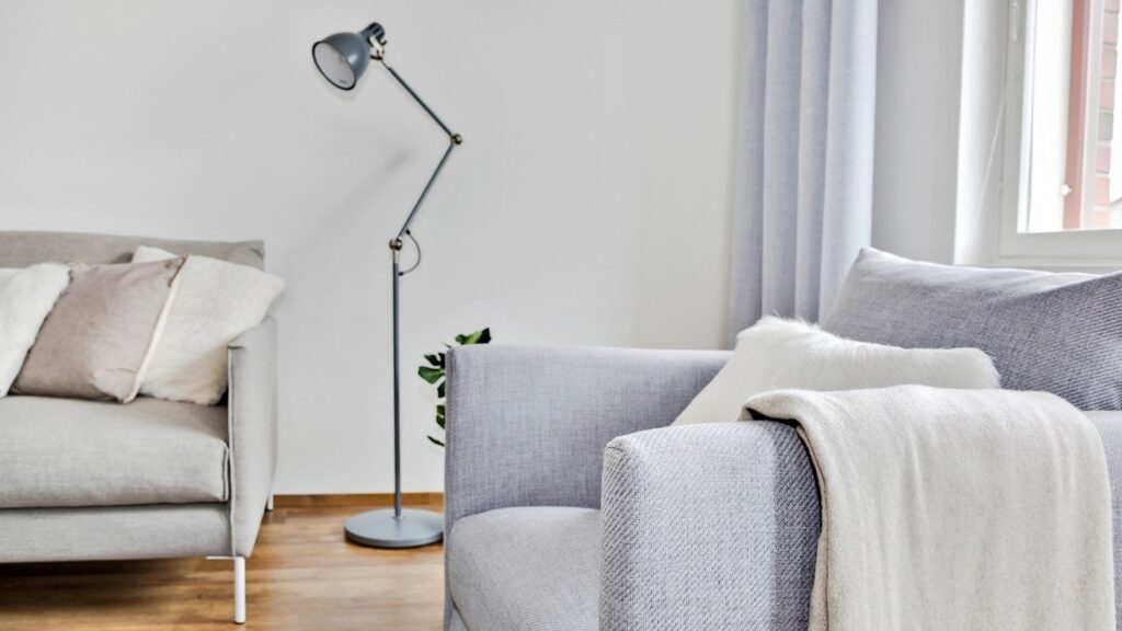 Olohuone, jossa vaalea sisustus ja kaksi vaaleanharmaata sohvaa