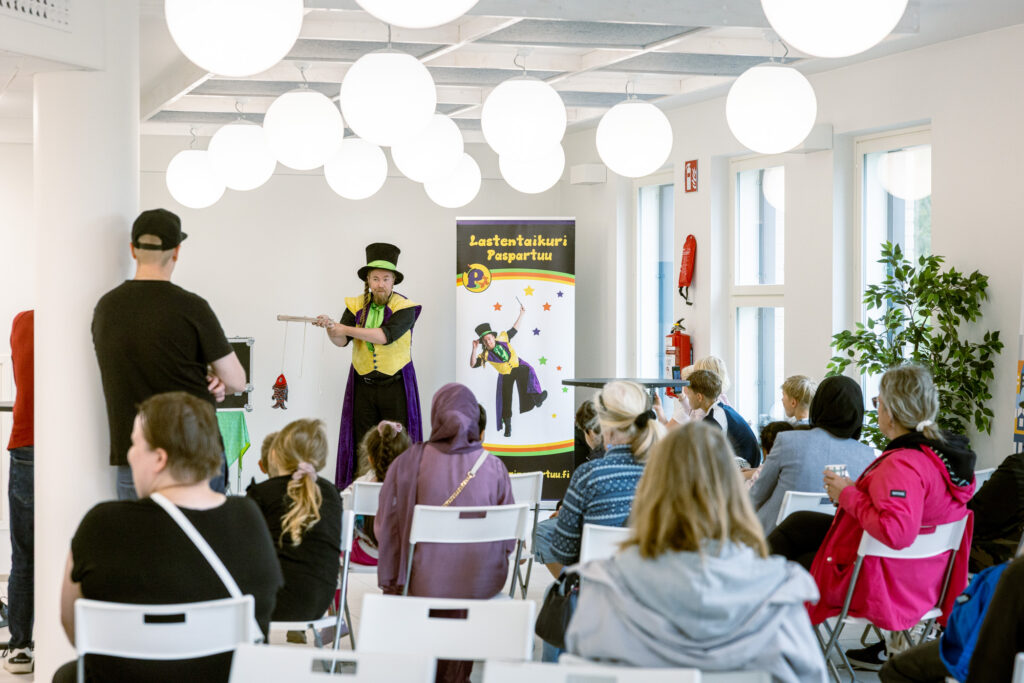 Lastentaikuri Pastpartuun taikashow.