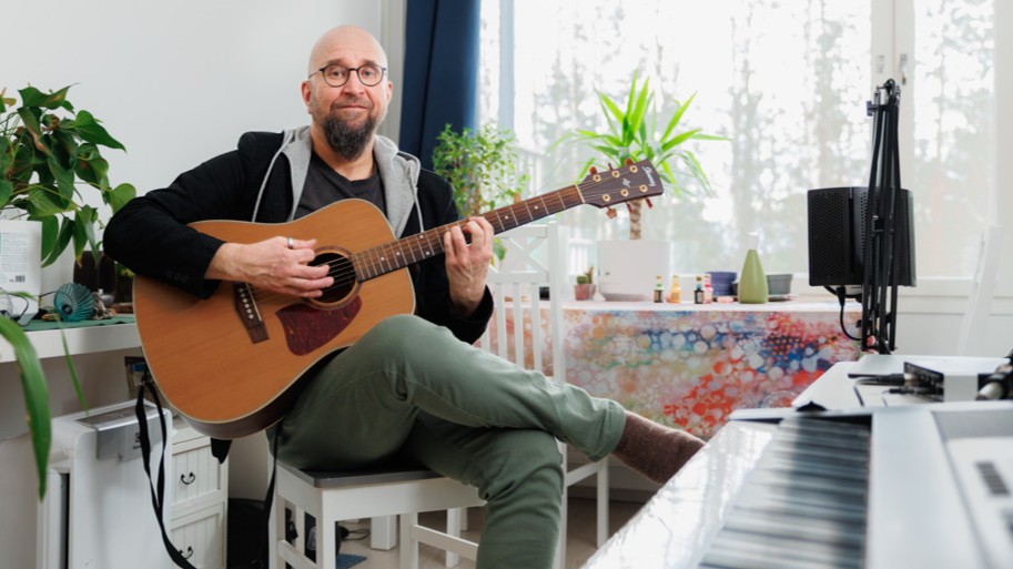 Henri nauttii Muhuntien asukkaiden yhteisöllisyydestä: ”Pihatalkootkin ovat mukavaa ajanvietettä!”