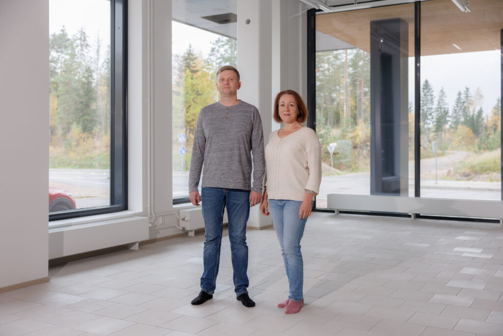 Vitaly Lotta ja Natalia Lamppu uudessa, valoisassa liiketilassa Sepänkalliossa – NaVi-Market valmistautuu tuomaan alueelle makuelämyksiä ja yhteisöllisyyttä.