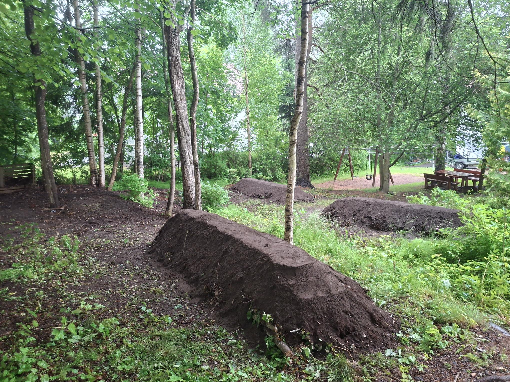 Hugel-kultur -kokeilu kohteessamme – maatuvasta kohopenkistä lupaavia tuloksia