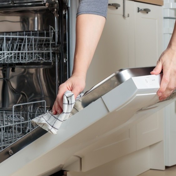 Astianpesukone: näin huollat ja käytät sitä turvallisesti
